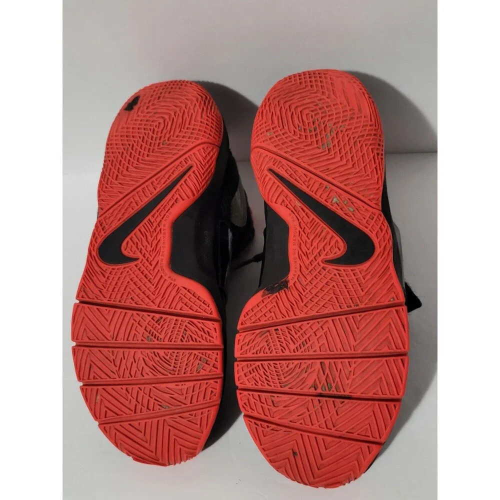 Nike Team Hustle D8 Youth Boys Just Do It Basketball Sneaker Size 4.5 AQ9977-001